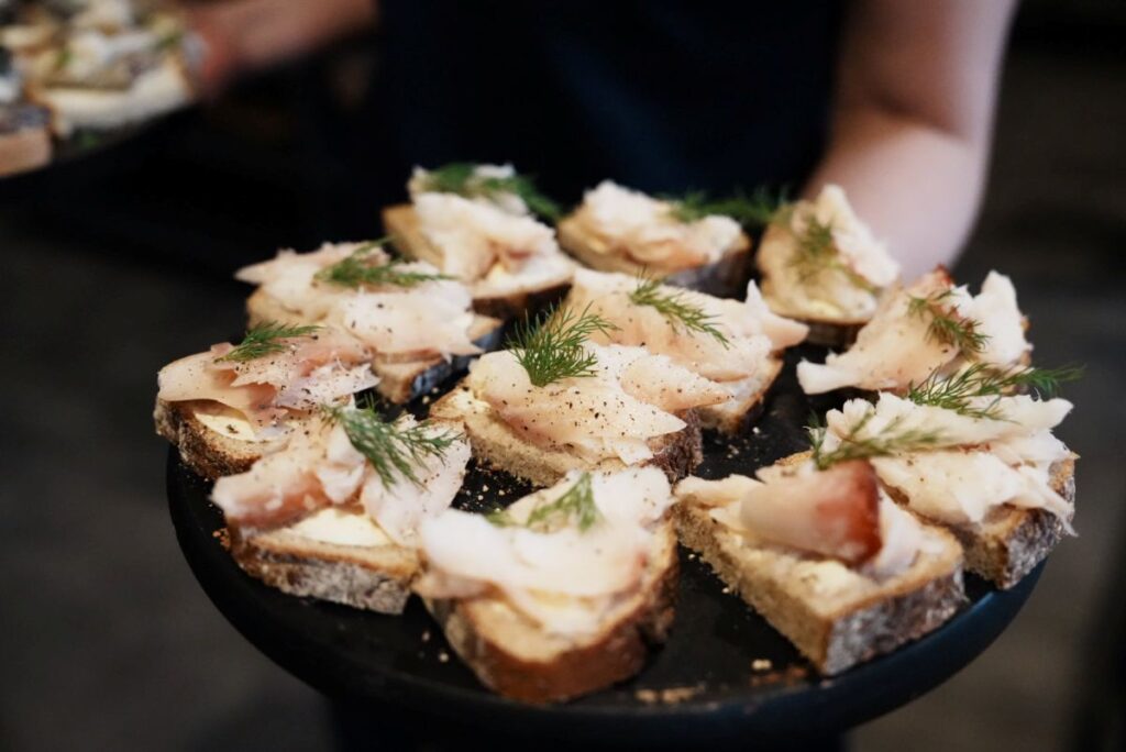 サワーブレッドにのせたスモークフィッシュⒸPen&Voyage