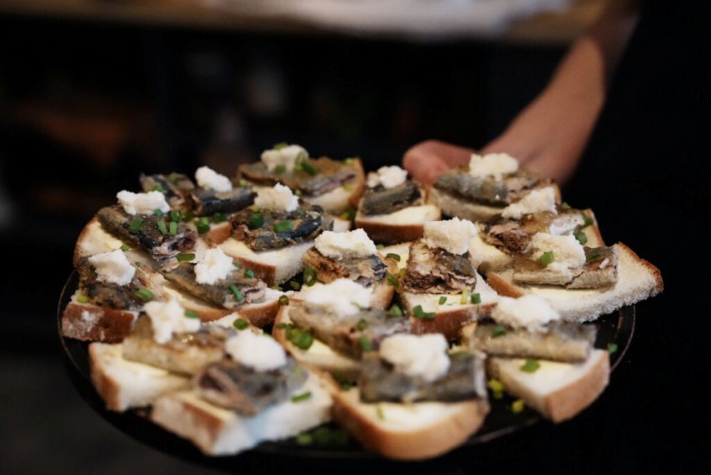 ホースラディッシュ入りクリームをのせたヤツメウナギⒸPen&Voyage