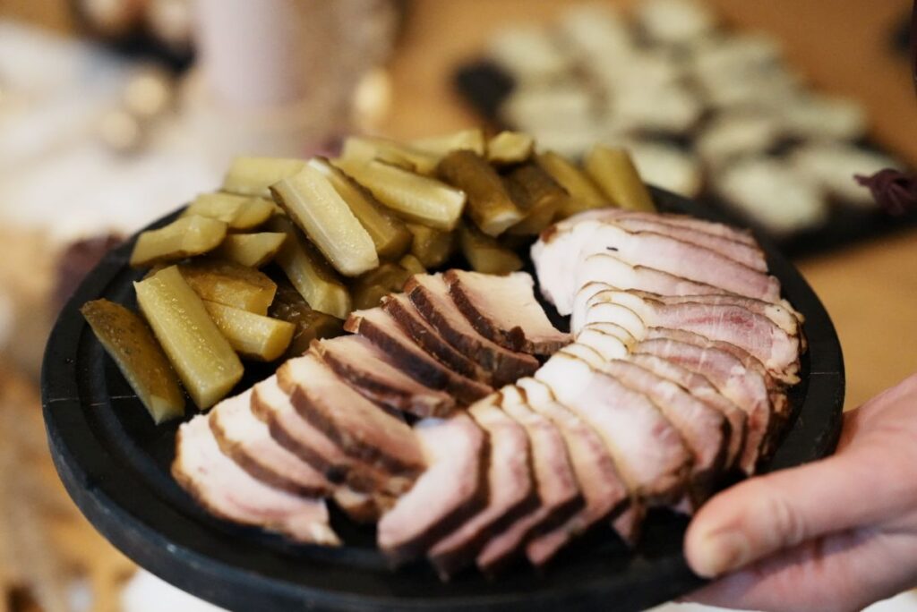 軽く塩漬けしたきゅうりとスモークポークⒸPen&Voyage