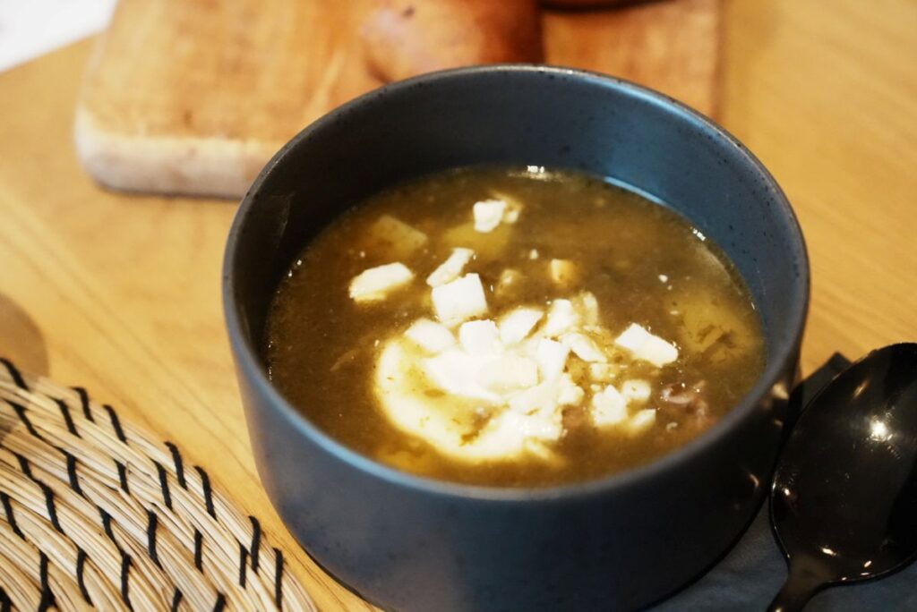 卵添えソレル(スイバ)のスープⒸPen&Voyage