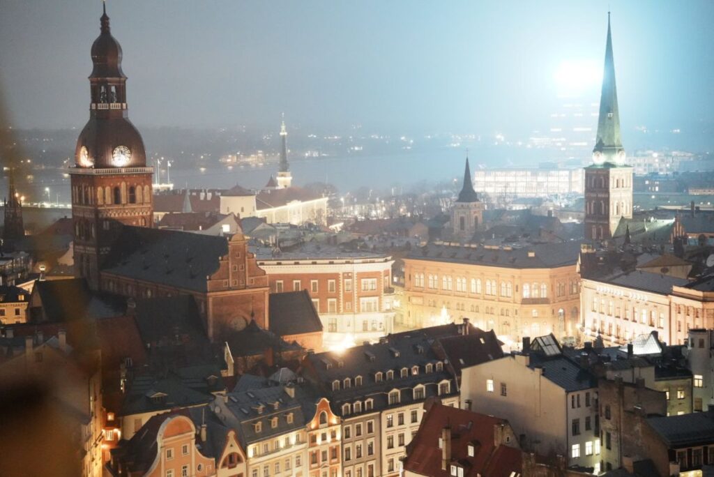 ビルがあるのが少し残念。中世の街並みをのぞむ@Pen&Voyage