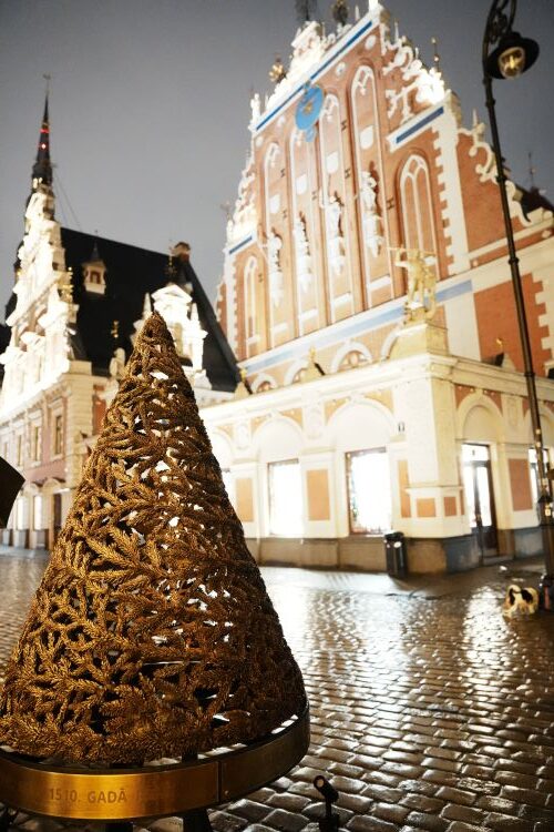 本物のツリーの裏にあるツリー発祥のモニュメント