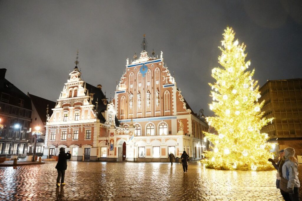 ブラックヘッド会館前