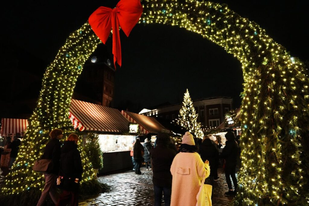 アーチをくぐってマーケット内に@Pen&Voyage