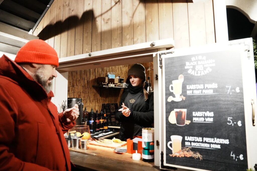 ガイドのヤニスさん（左）のお勧め2種を味わった@Pen＆Voyage