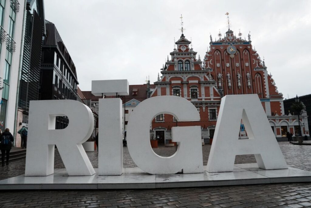 リーガ市庁舎前広場は記念撮影スポット@Pen&Voyage