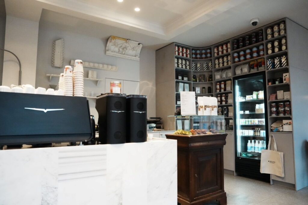 店内はコンパクト@Pen&Voyage