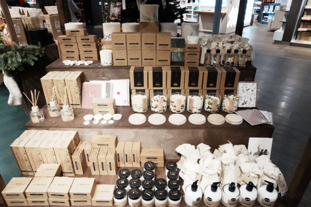 リーガ空港免税エリアにあったラトビア発ボタニカルキャンドル「the MUNIO」製品@Pen＆Voyage