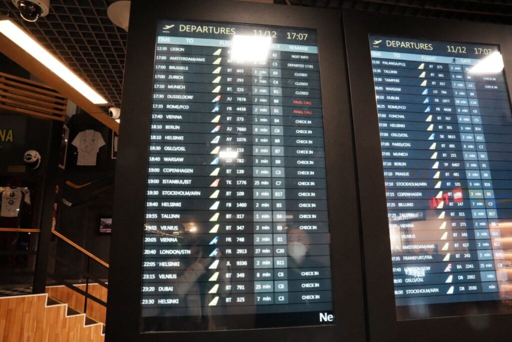 リーガ空港のスケジュール掲示板@Pen&Voyage