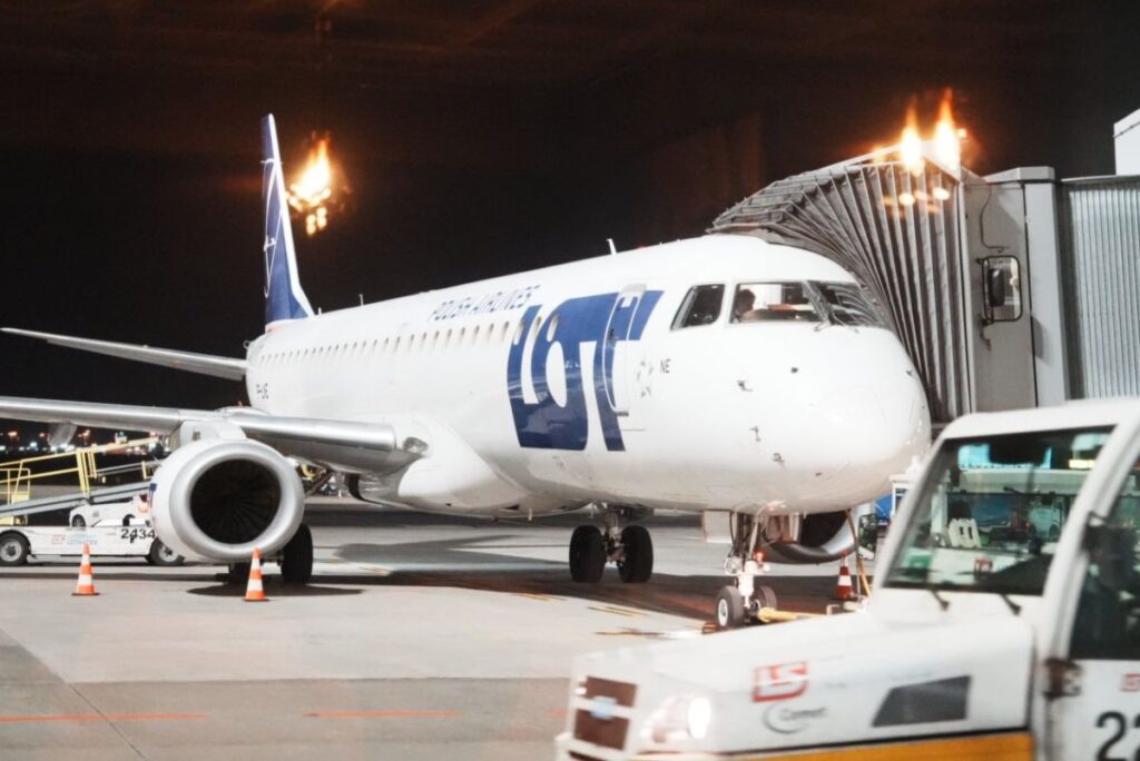 ラウンジ「マズレク」に足を踏み入れると、一面の窓からLOT機が飛び込んでくる@Pen&Voyage