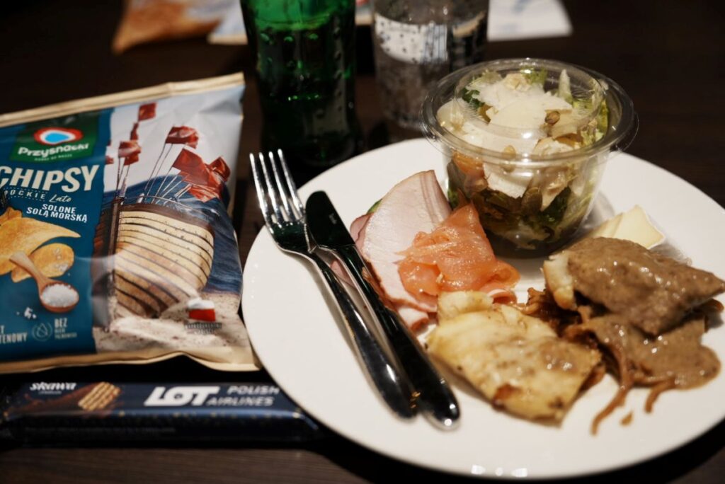 豚肉のエスキャロップ、キノコソースがやわらかくて最高@Pen&Voyage