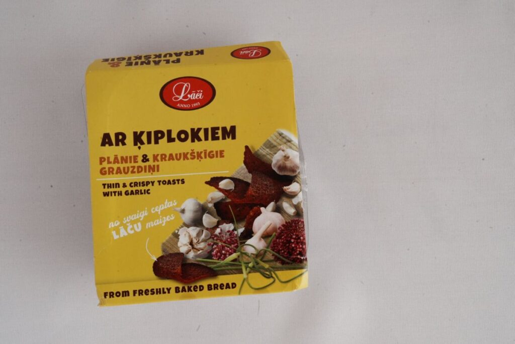 ガーリック味の黒パンおつまみ＠Pen＆Voyage