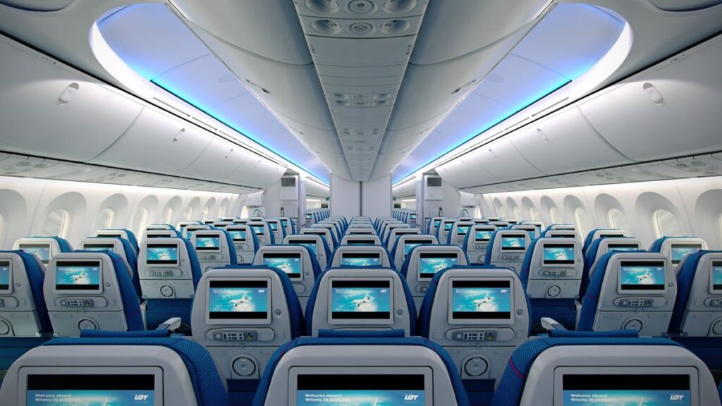 成田～ワルシャワ便で使用されるB-787エコノミークラス（提供:LOTポーランド航空）