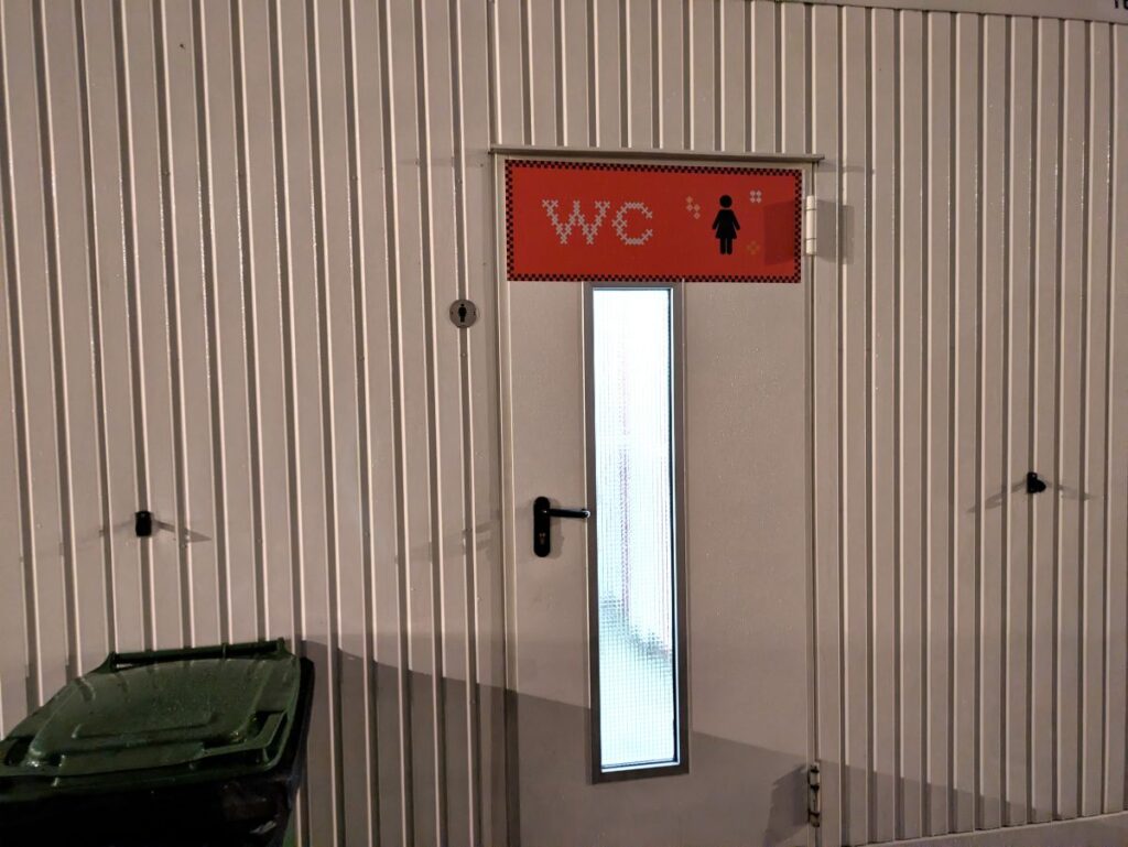 ぐるっと裏に回るとトイレが@Pen&Voyage