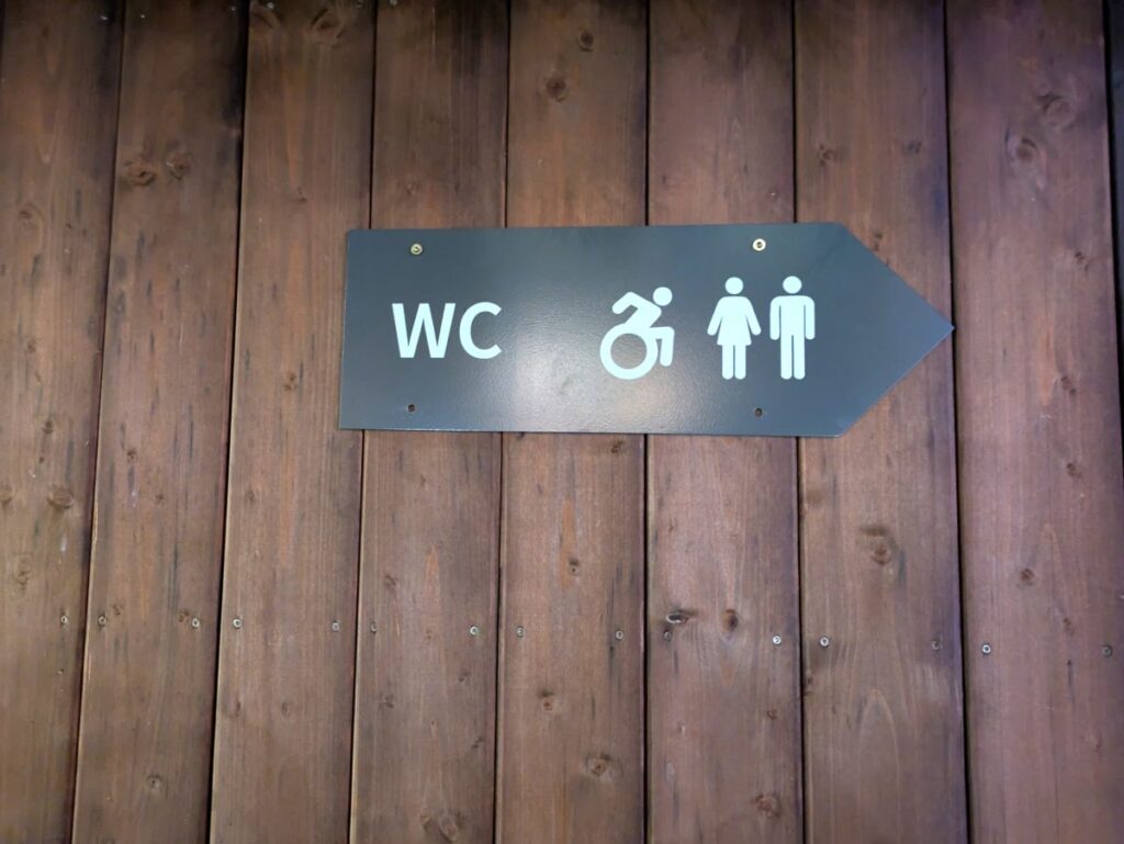 トイレを示す小さな看板@Pen&Voyage