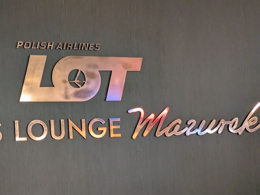 シェンゲン圏外へ旅立つ際のラウンジ「マズレク」エントランス@Pen＆Voyage