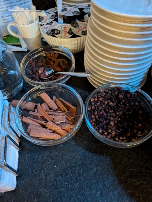 ドリンクコーナーにはスパイスが並ぶ@Pen&Voyage