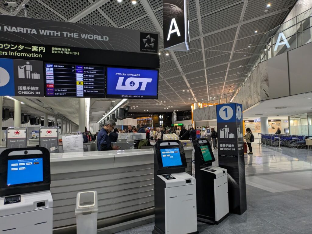 LOTポーランド航空は成田第1ターミナル南ウィングAカウンター