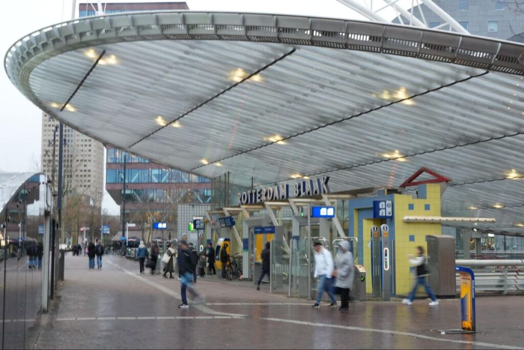 キューブハウスの最寄り駅ブラーク駅はUFOのようだ©Pen＆Voyage