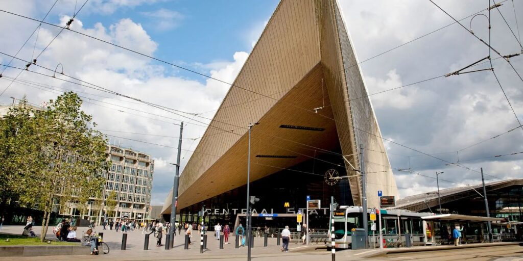 黄金の屋根が映画で観た大型客船タイタニック号のように見えるロッテルダム中央駅＝提供:ロッテルダム市