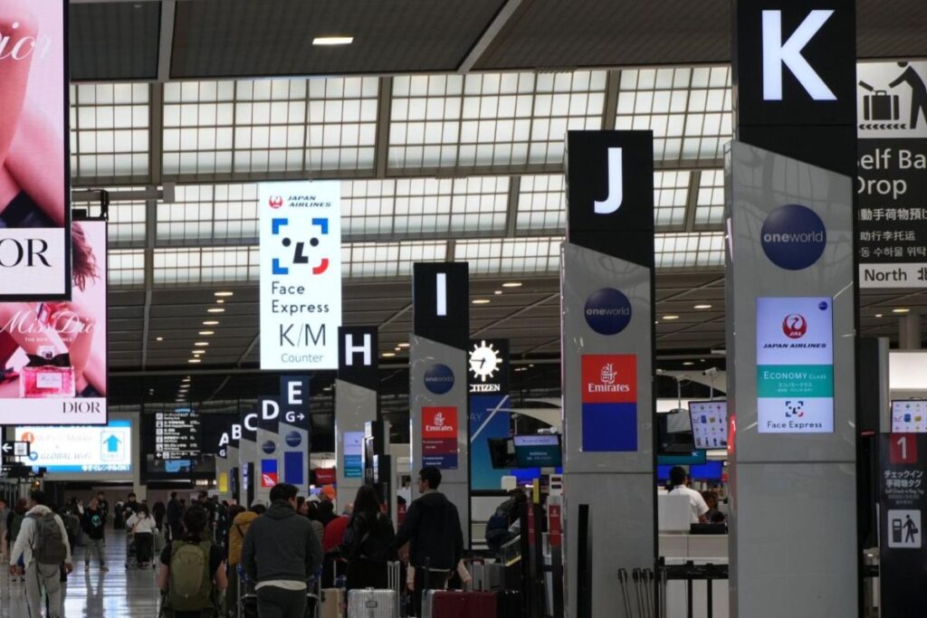 成田空港第2ターミナル3階の出発ロビー。エミレーツ航空はIとJのカウンター©Pen&Voyage