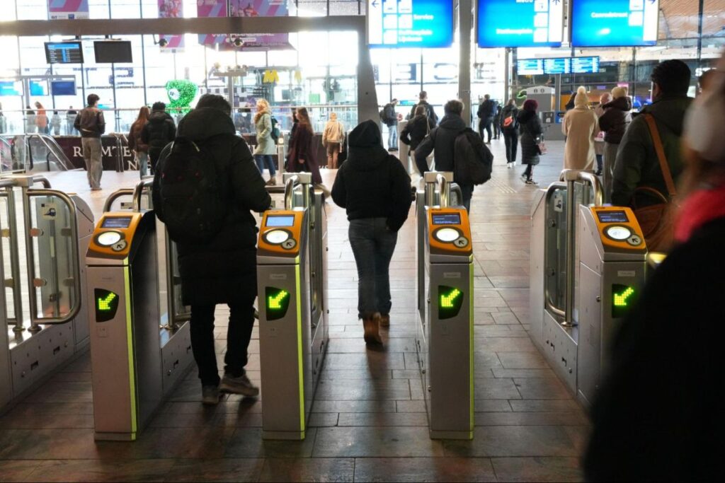 毎日10万人以上が利用するロッテルダム中央駅の駅舎内は光が差し込み明るい©Pen＆Voyage
