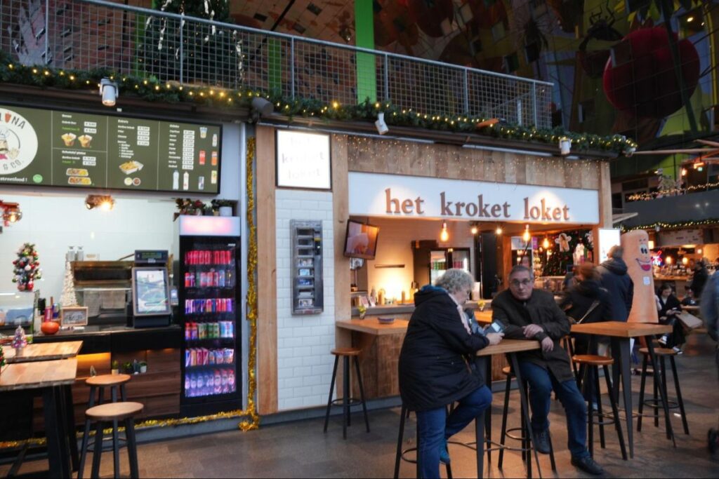 マルクトハルの中のフードコートは世界各国の料理が芸術的な空間で味わえる＠Pen＆Voyage