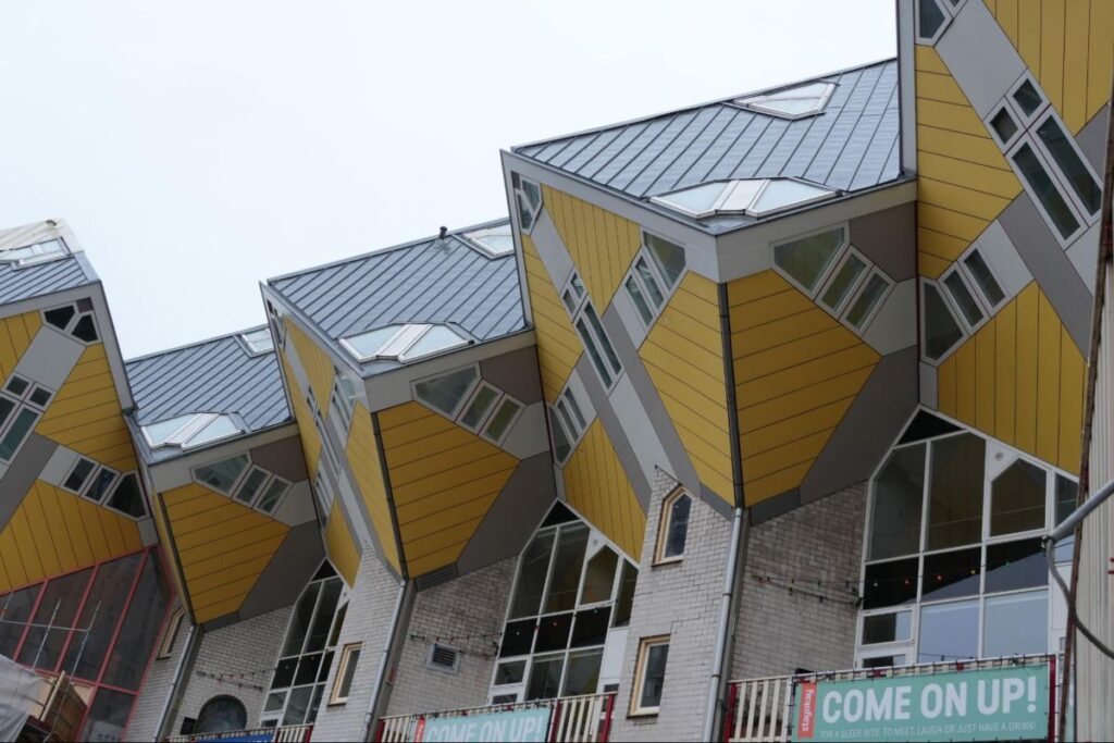 ブラーク駅（Blaak）近くの観光名所キューブハウス©Pen＆Voyage