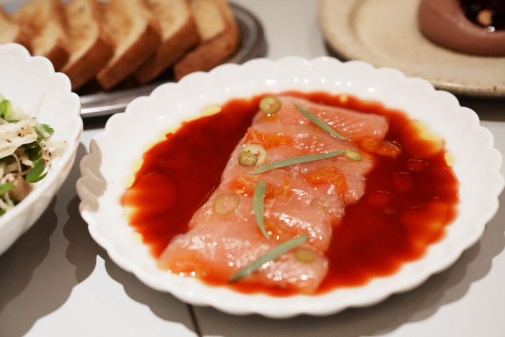 新鮮なトラウトのベリーポン酢、柑橘、ハーブ、オイル(11ユーロ)
Fresh trout with berry ponzu, citrus, herbs & cold-pressed virgin oil