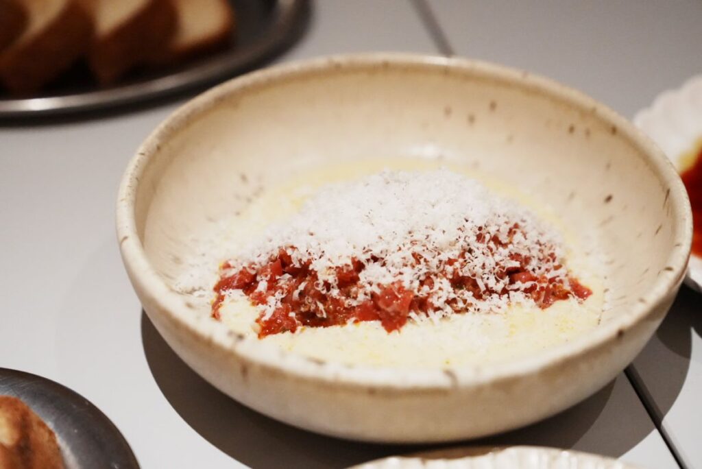 イチボの手切りタルタル、ハリッサとベアルネーズソース(16ユーロ)
(Beef tartare, hand-chopped picanha, harissa and velvety Béarnaise)