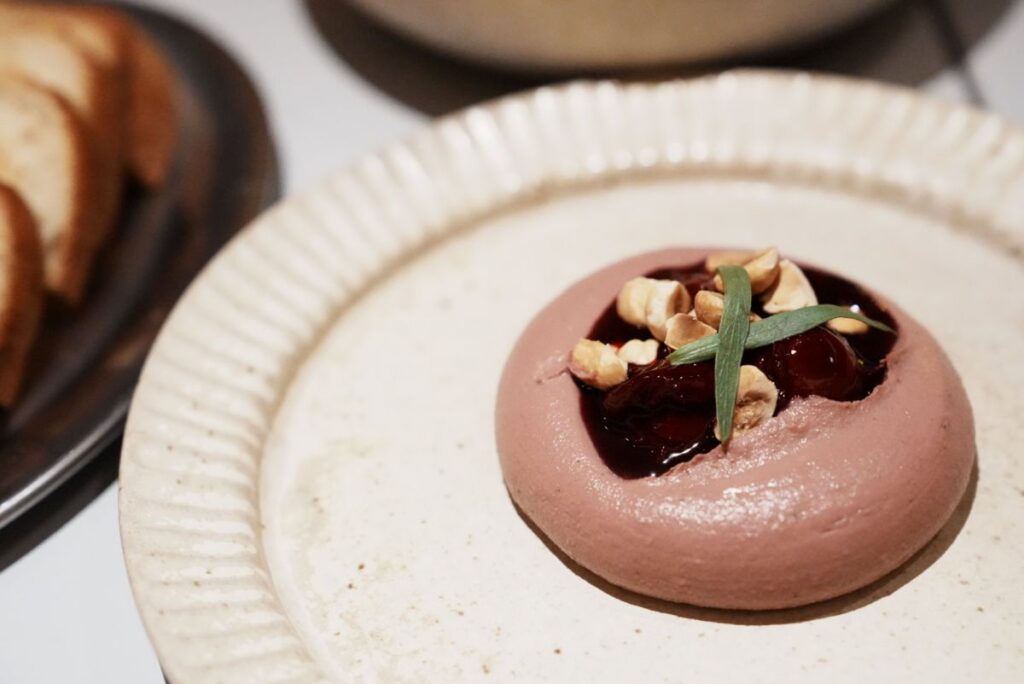 オーガニック鶏レバーパテ、サワーチェリーのコンポートとローストヘーゼルナッツ(11ユーロ) (Bio chicken liver pâté with sour cherry compote and toasted hazelnuts)