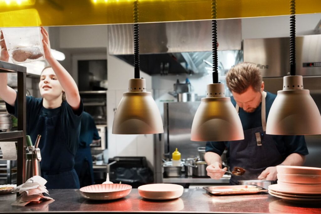 客席から厨房の様子がうかがえるⒸPen&Voyage