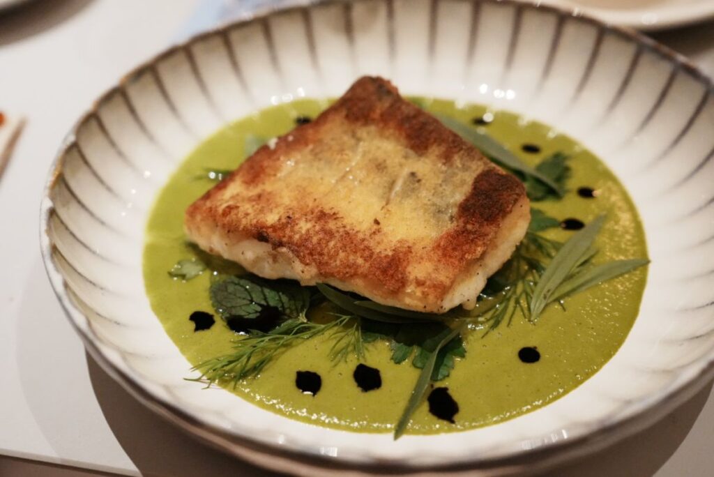 パイクパーチのソテー ズッキーニのピクルス、パセリソース 23ユーロ
(Pan-fried pike perch with pickled zucchini and parsley sauce)