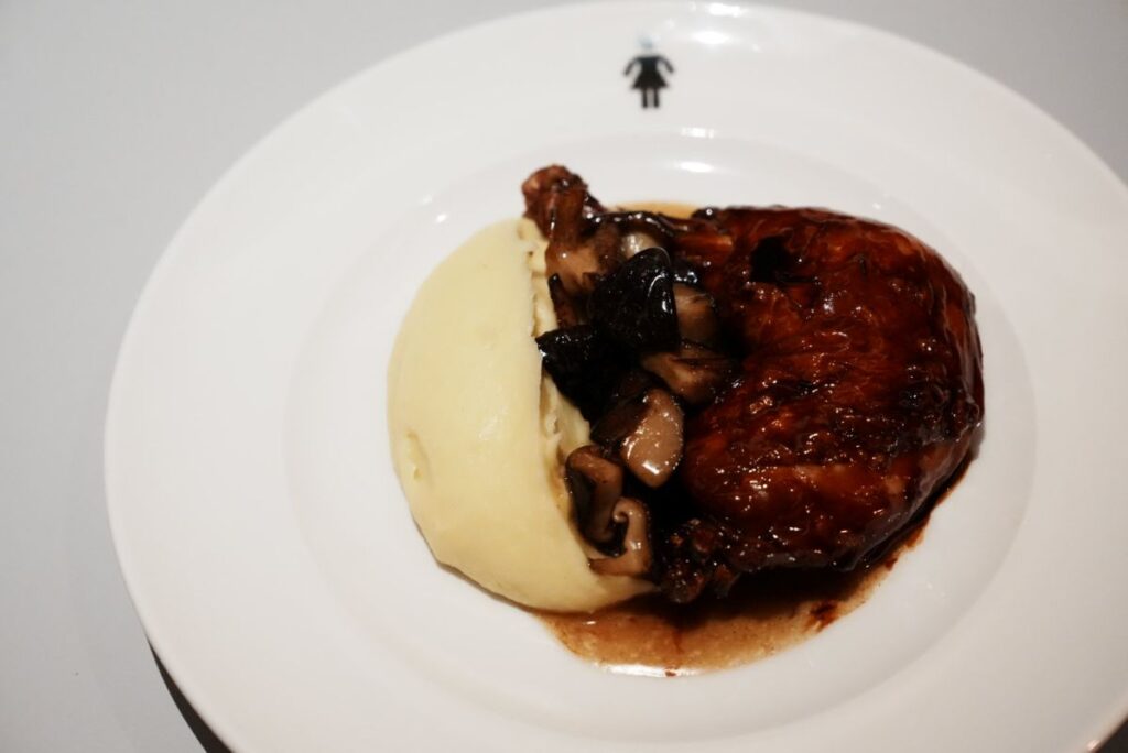 鶏もも肉のマッシュポテト添え 照りを出した椎茸のソテー(23ユーロ)Chicken thigh with mashed potatoes and glazed shiitake mushroomsⒸPen&Voyage