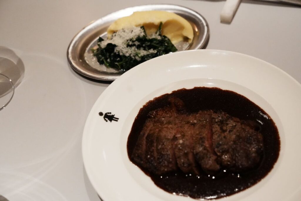 地元産牛のアントルコートまたはフィレ マッシュポテト、ほうれん草、イソットペッパー(35ユーロ)Local beef entrecôte or fillet, mashed potatoes, spinach, Isot pepperⒸPen&Voyage