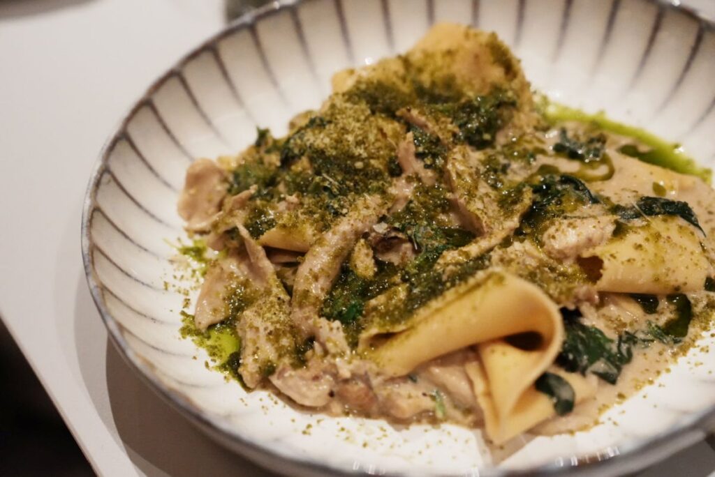 Māsaのラザニエッテ ウサギ マッシュルームクリーム、ほうれん草、パセリのクラム (19ユーロ)Māsa lasagnette with rabbit, mushroom cream, spinach and parsley crumbⒸPen&Voyage