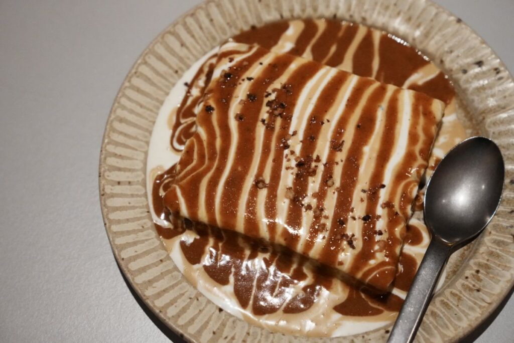 そば粉のハニーケーキ、ヴァニラサワークリームとキャラメルソース(8ユーロ)Buckwheat Honey Cake with vanilla sour cream and caramel sauceⒸPen&Voyage