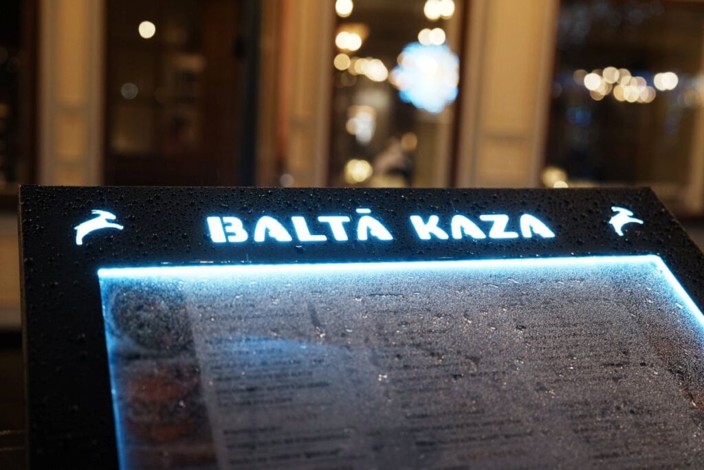 旧市街の中心にある「Baltā Kaza(バルター・カザ)」ⒸPen&Voyage