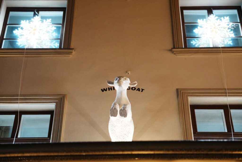 ファザード上で白ヤギがⒸPen&Voyage