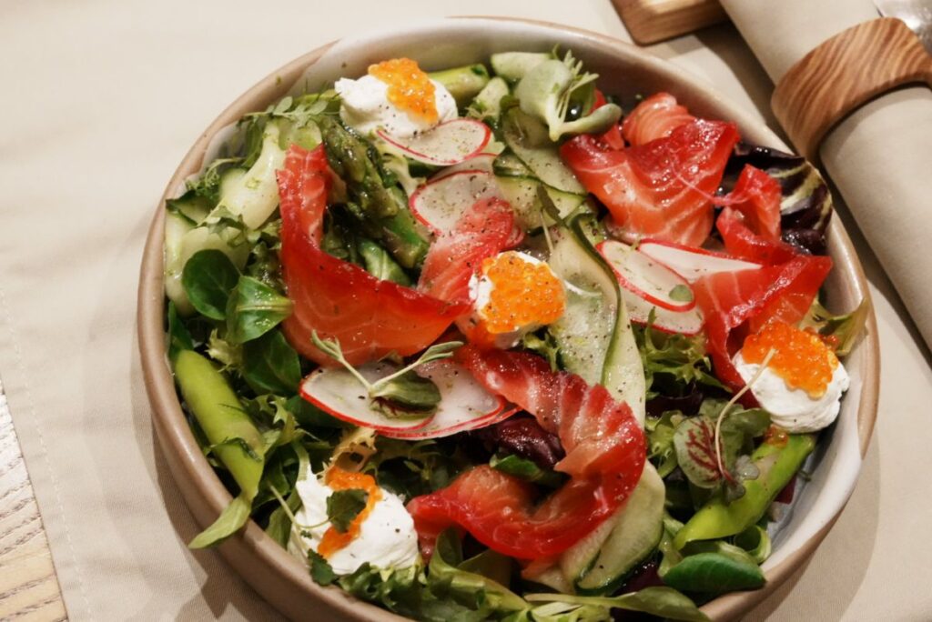 トラウトのグラブラックス/ゴートチーズムース/マリネしたアスパラガス/トラウトキャビア
Fresh salad with trout “Gravlax” / goat cheese mousse / marinated asparagus / trout caviar