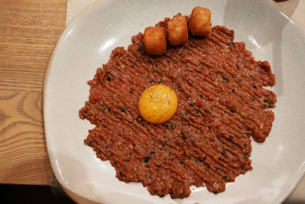 ラトビア産オーガニックビーフのタルタル
クリスピー・ポテトのミルフィーユ/卵黄(15.9ユーロ)Latvian organic beef tartare / crispy potato “Mille-feuille” / egg yolkⒸPen&Voyage