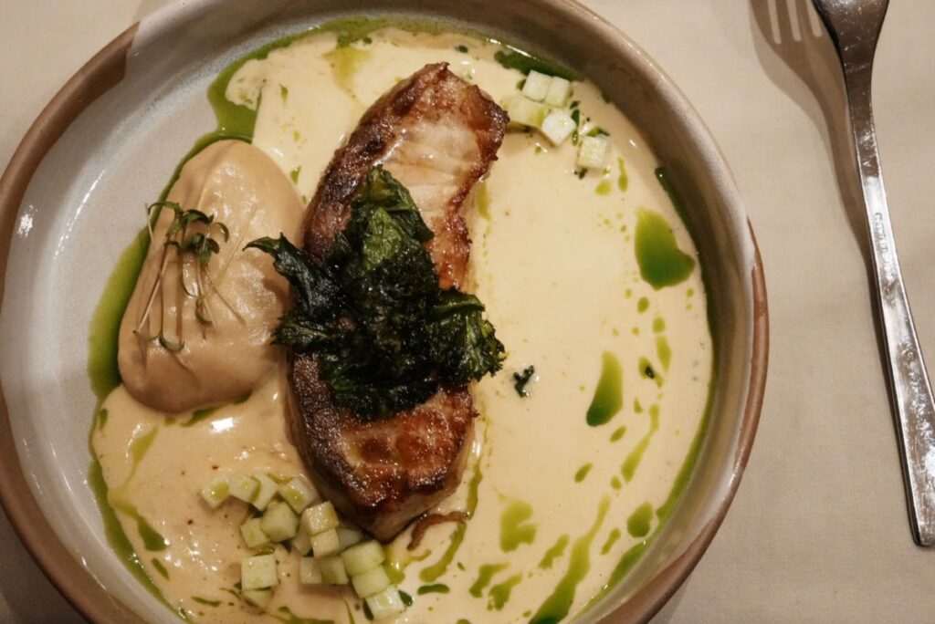 焼きチョウザメのフィレ(27.9ユーロ)
カリフラワークリーム/サワークリームと醤油のソース/マリネしたコールラビ
Baked sturgeon fillet / cauliflower cream / soy–sour cream sauce / marinated kohlrabi