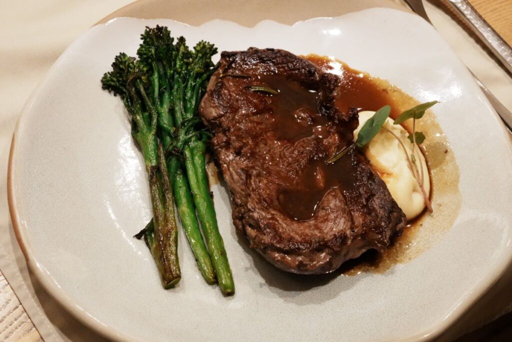 ビーフ・ストリップロインステーキ(29.9ユーロ)
オニオン&ナッツクリーム/ロースト・ブロッコリーニ/ローズマリーのジュ
Beef striploin steak / onion & nut cream / roasted broccolini / rosemary jus