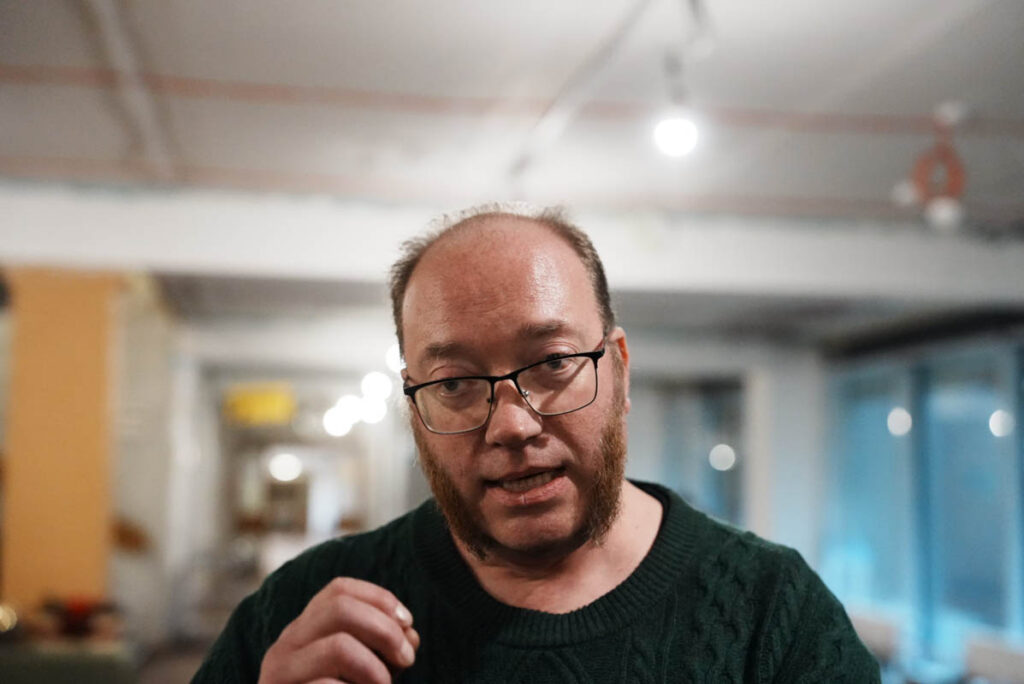 「みなさん、おはようございます。私の名前はオスカーです。本日は旧ソ連時代、ラトビアで最も秘密とされていた民間防衛施設をご案内します。このツアーは3か月続きます。準備はいいですか?」ⒸPen&Voyage