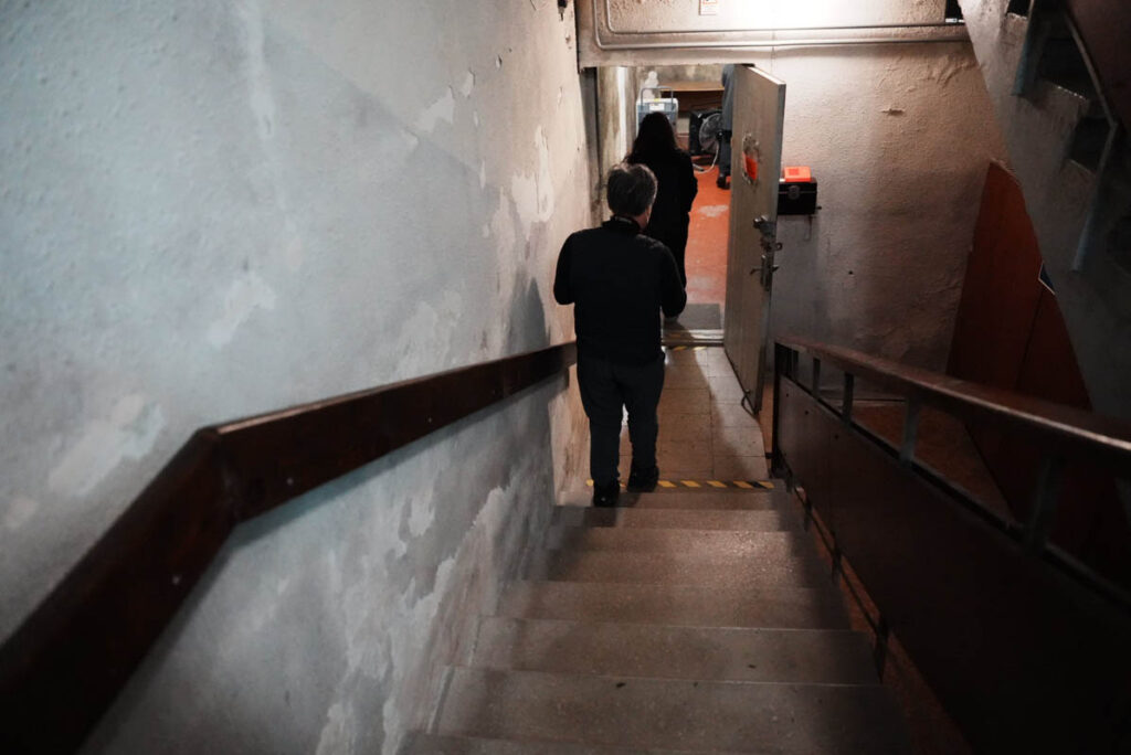 地下9mへ続く暗い階段を降りるⒸPen&Voyage