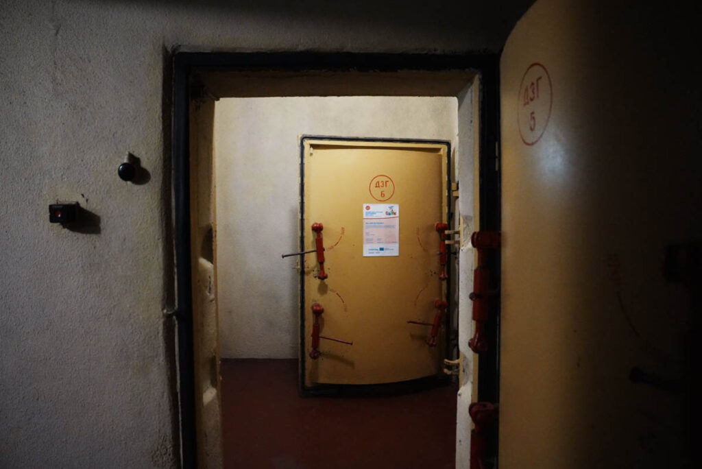 分厚い鉄扉の先は防護区画で、爆風と汚染を前提に設計されているⒸPen&Voyage