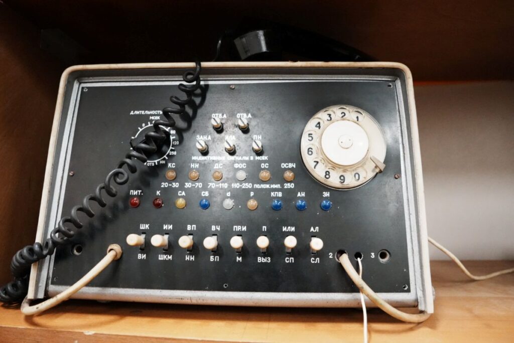 バンカー内や政府・軍用通信網につながる通信機ⒸPen&Voyage