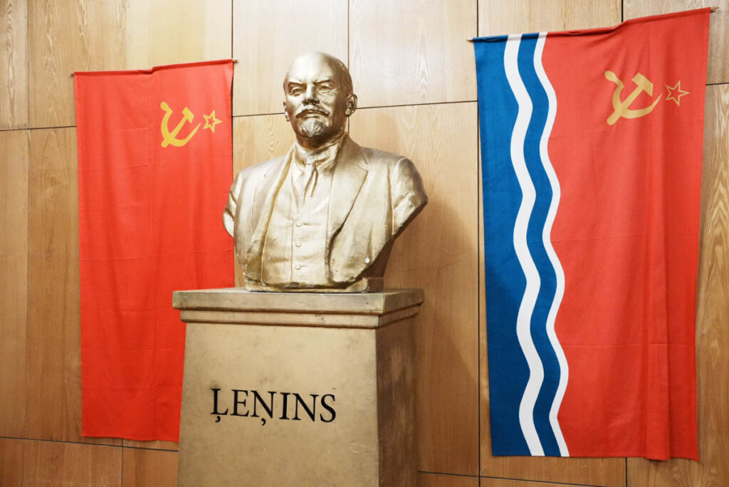 後から作戦室に持ち込まれたレーニン像。左がソ連国旗、右はソ連時代のラトビア国旗ⒸPen&Voyage