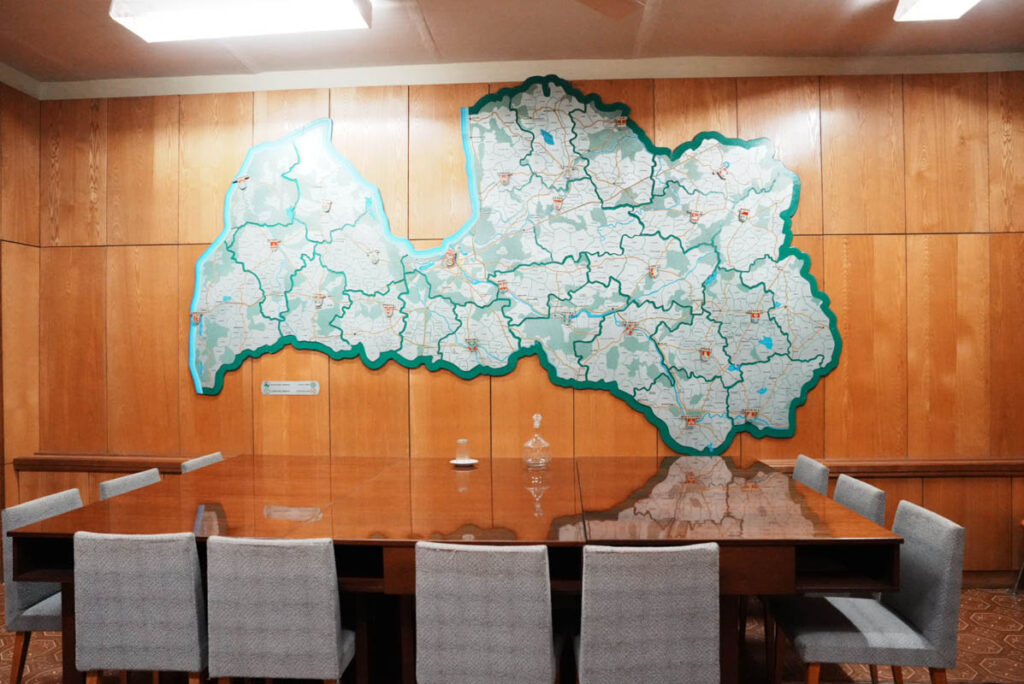 広い作戦室の一面にはラトビア全土のコルホーズが示された地図ⒸPen&Voyage