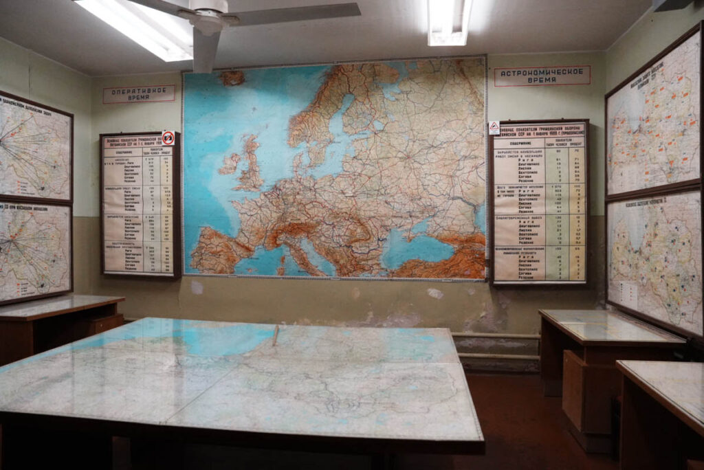 指令室は正面にヨーロッパの地図ⒸPen&Voyage